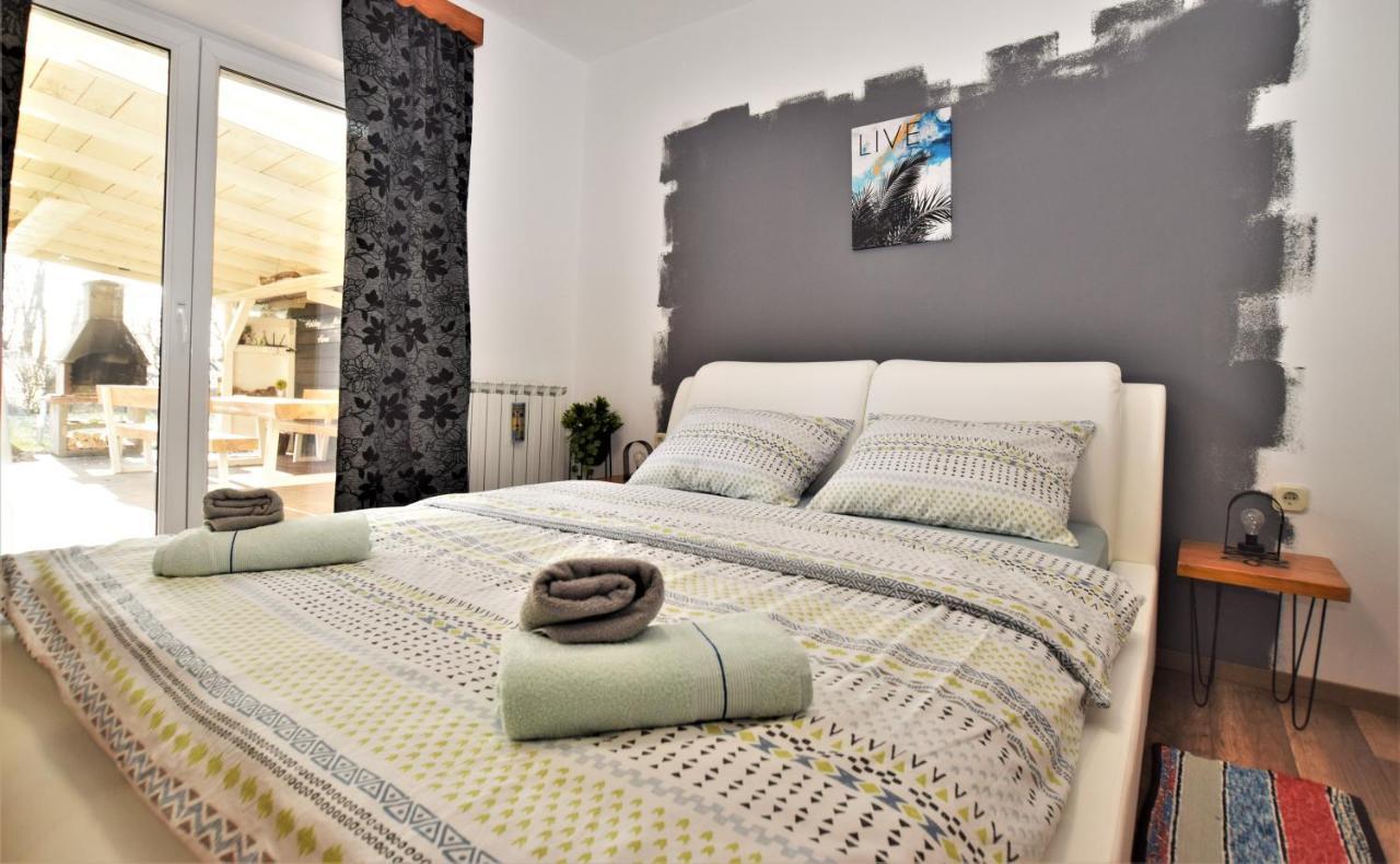 Holiday Home Melani Sinac Екстериор снимка